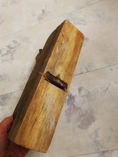 Starý masívny drevený hoblík, 