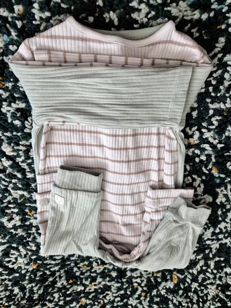 2 zipsovacie pyzamka, 62