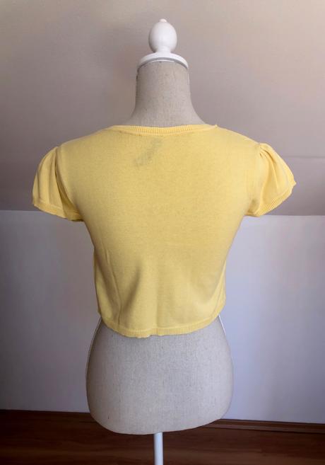 Krátky žltý svetrík, 36