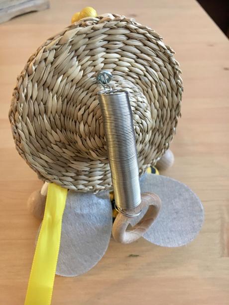 Drevenna ozdoba na pružine, 