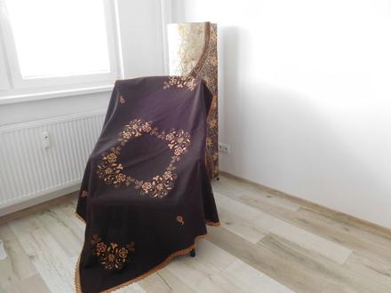 Obrus vyšívaný čokoládovej farby ručná výšivka., 