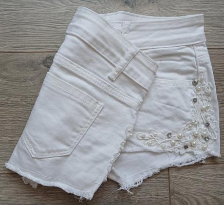 Biele sortky s perlickami, dromedar,l