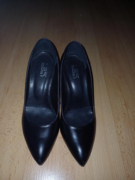 Čierne lodičky, 37
