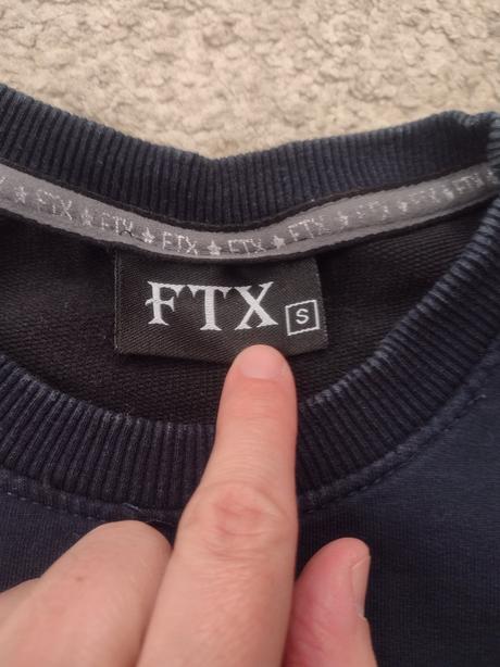 Tmavomodrá mikina, 158