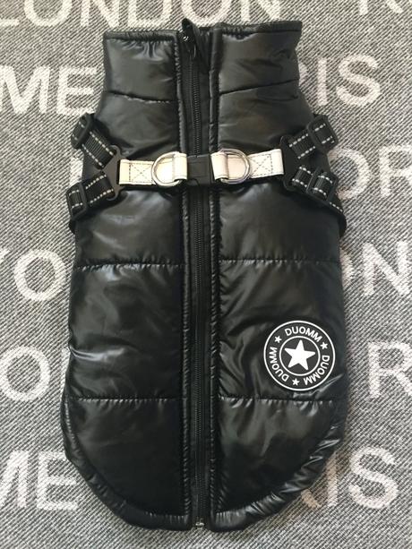 Bunda s postrojom pre mensieho psa,