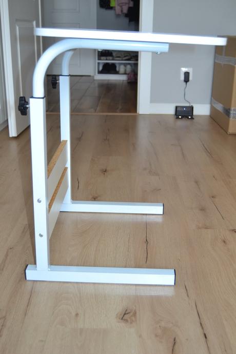 Mobilný, prenosný a výškovo nastaviteľný stolík, 