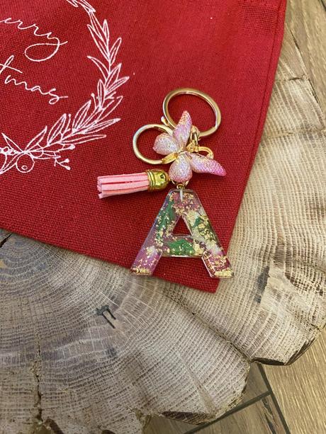 Ručne vyrobené živicové kľúčenky, 