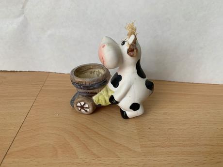Kravička s kvetináčom,