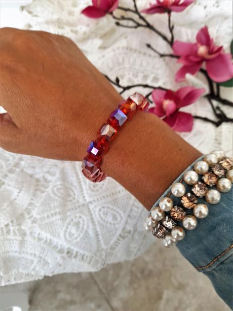 Náramok s lesklými korálikmi, 