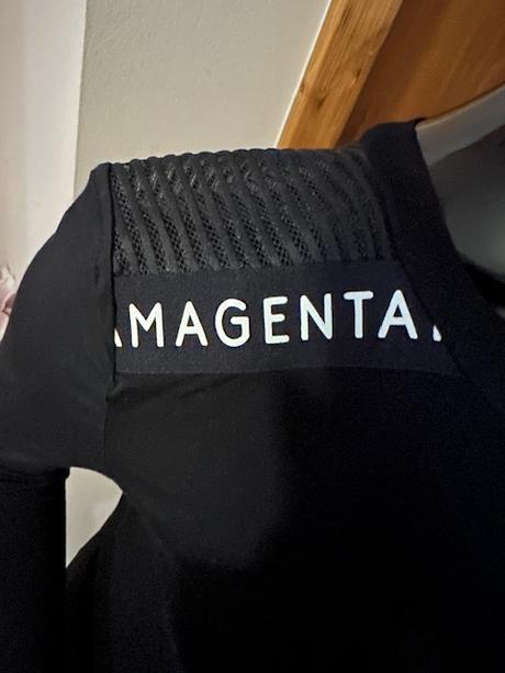 Pekné čierne športové šaty s vreckami zn. magenta, l / m