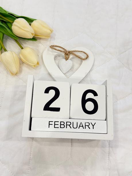 Drevený večný kalendár s romantickým srdcom, 