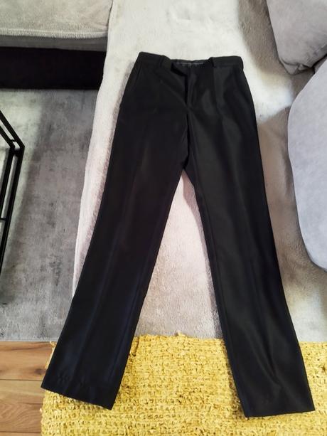 Predám oblek čiernej farby, 176