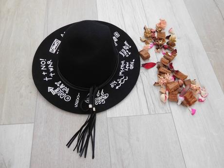 Reserved klobúk cierny s popisom bielej,, reserved