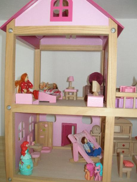 Drevený domček s nábytkom, 