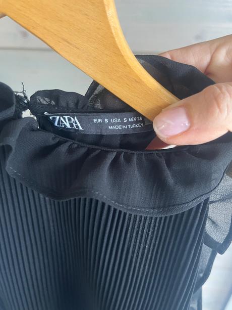 Luxusný čierny plisovaný top, zara,s