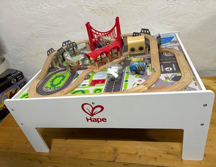 Hape stolik s vlacikovou drahou a doplnkami,