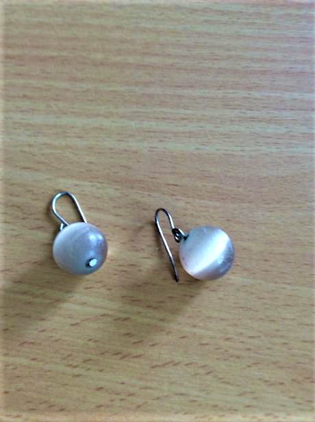 Náušnice z mliečneho skla, 