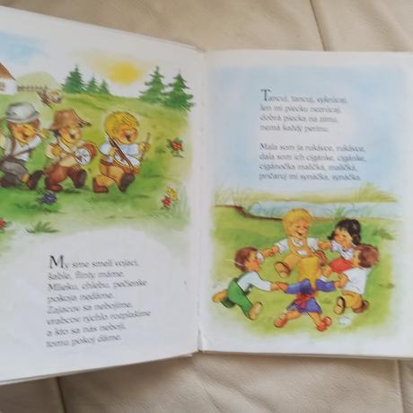 Varila myšička kašičku,