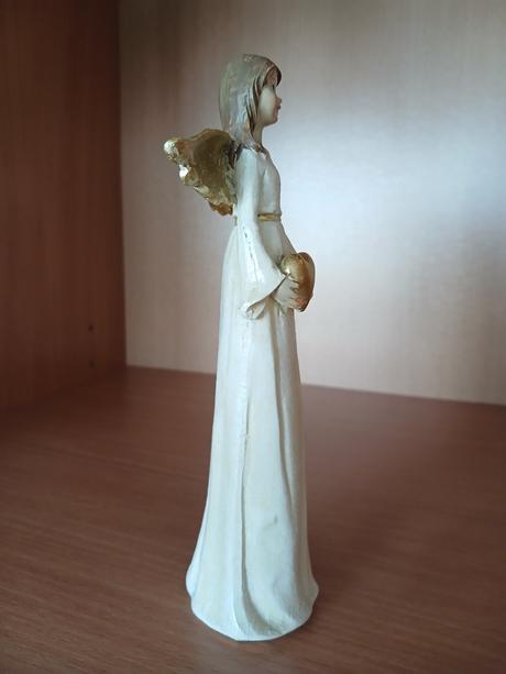 Anjelka so srdiečkom v náručí 18,5 cm,