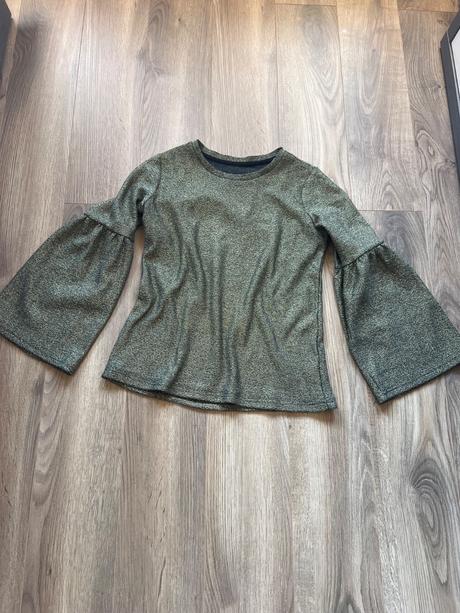 Trblietavý sveter s volanovymi rukávmi m/l, m