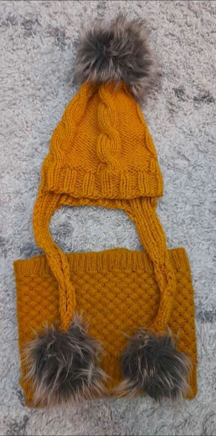 Horcicova ciapka s brmbolcami a salom..komplet, 