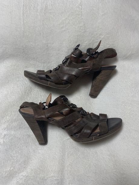 Hnedé kožené sandálky na podpätku, 40