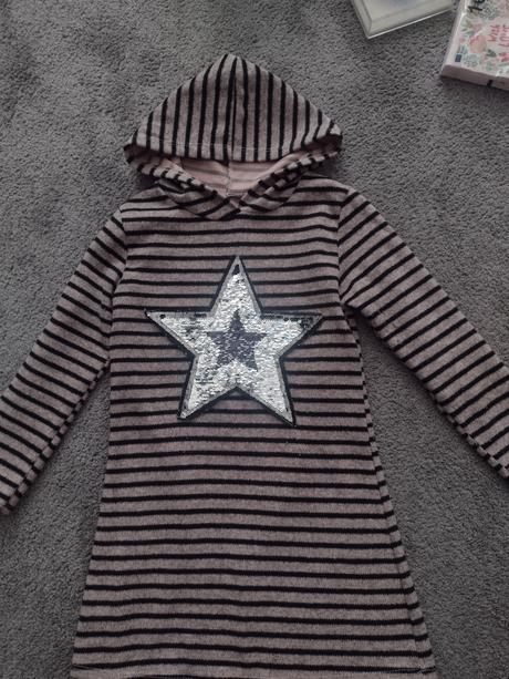 Šaty s kapucňou, 134