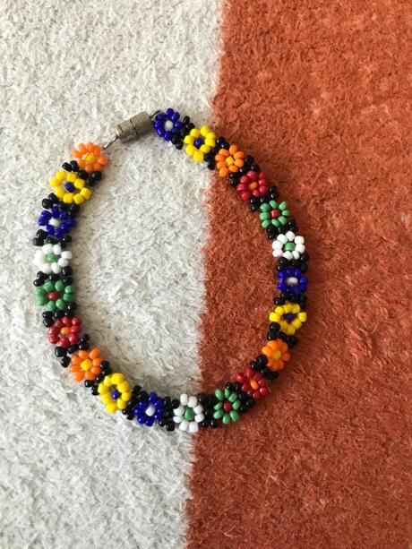 Naramok krasny s kvetiniek s goralkami,