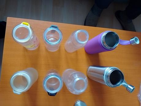 Rôzne fľaše na pitie,