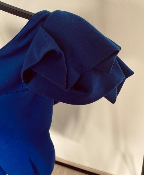 Šaty na jedno rameno,