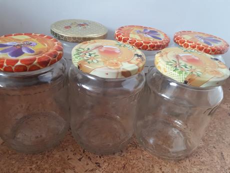 Flasky a vrchnaky na med (z medu), 