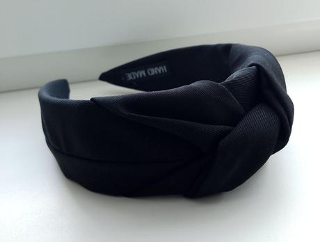 Čierna čelenka s uzlom, 