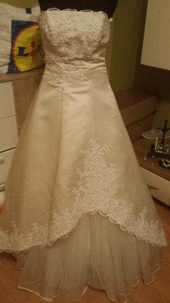 Mám si dať k týmto šatám náhrdelník?