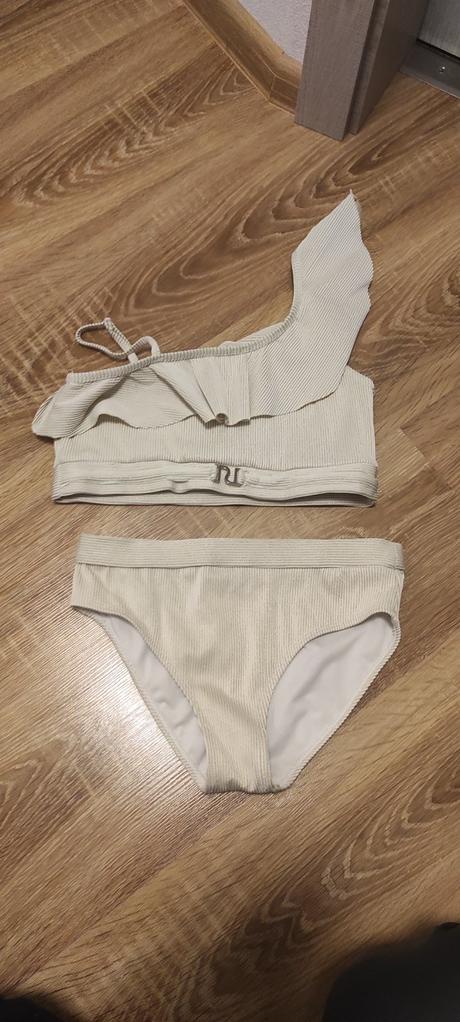 Dievčesnke plavky, 152