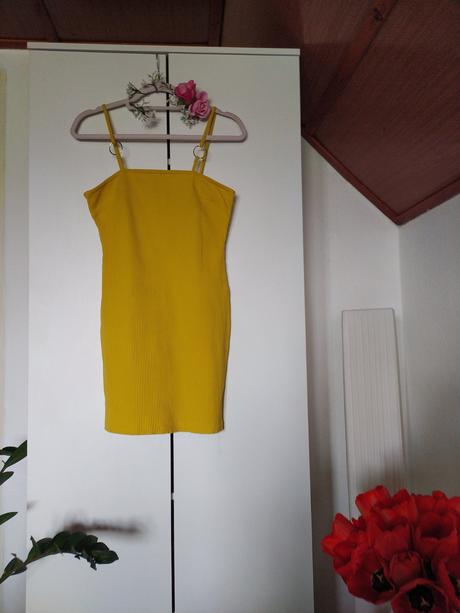 Obtiahnuté vrúbkované šaty žlté, 40