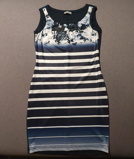 Vypasované šaty, m