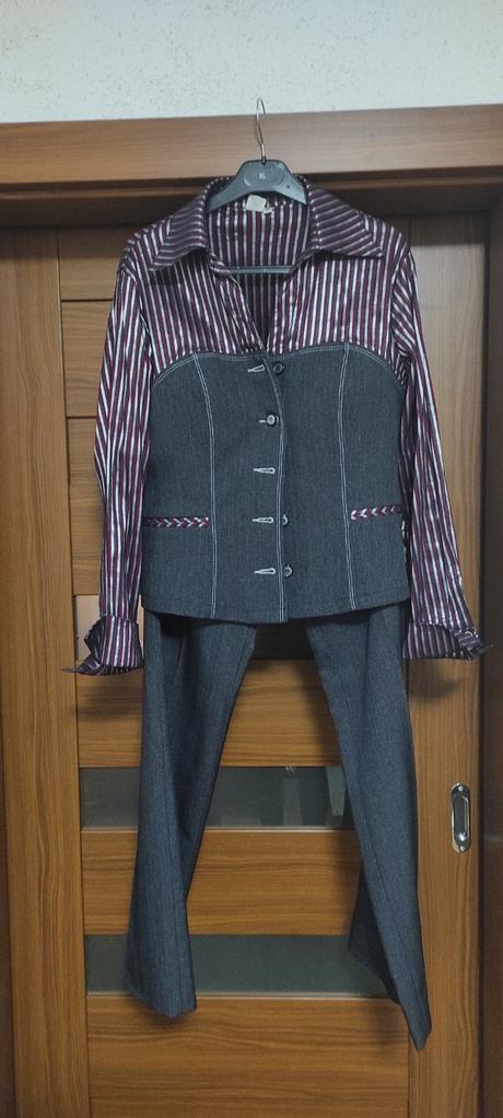 Nohavicový kostým, 42