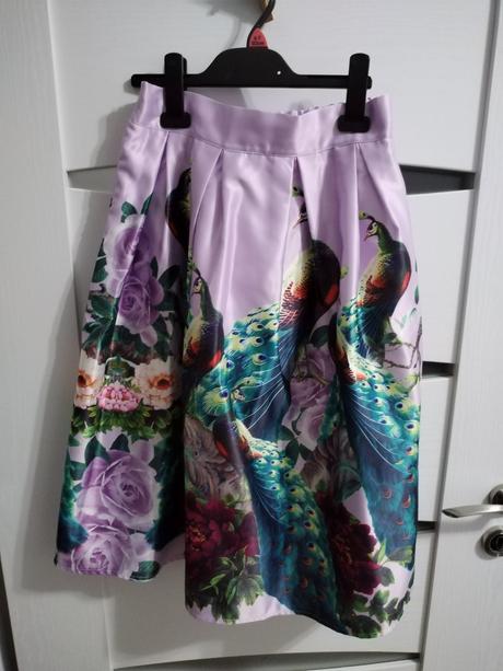 Satenova nadherna sukna uni je na gumu,