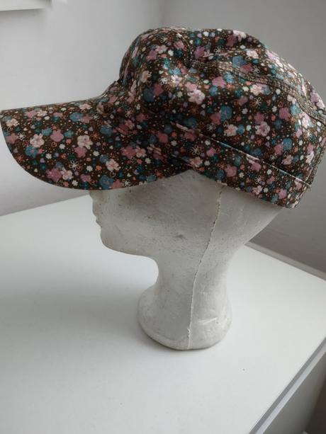 Kvietkovaná šiltovka, 158