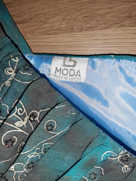 Zánovné slávnostné šaty vyrobené vsr,pošta zdarma, 36