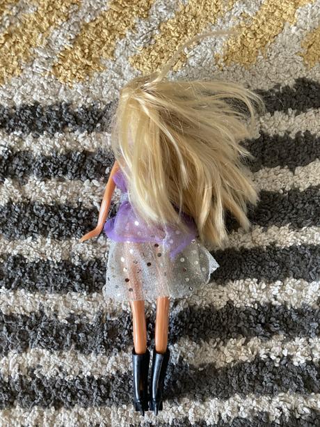 Blond bábika v čižmách, 