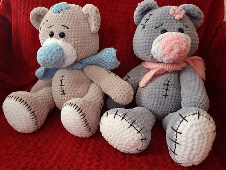 Háčkovaní mackovia so záplatou, 