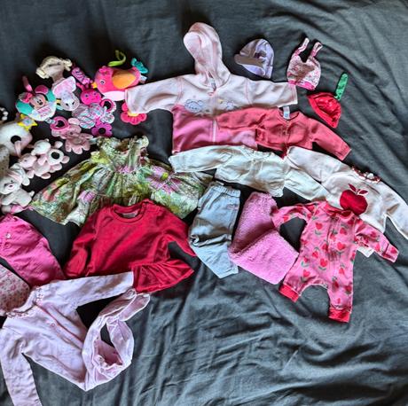 Balík oblečenia a hračiek pre dievčatko, 