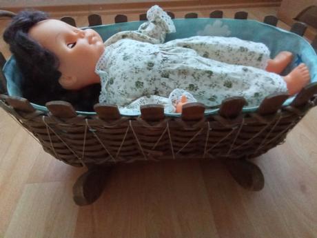 Retro-drevená kolíska s bábikou, 