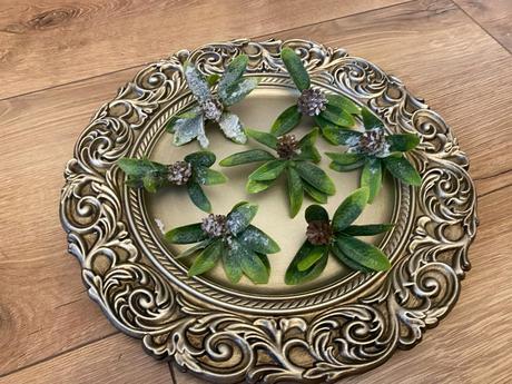 Lístočky zasnežené so šiškou 7 ks ( sada ), 