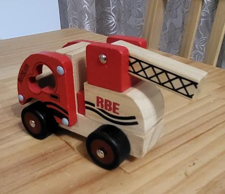 2x drevené auto - hasiči, policajti, 