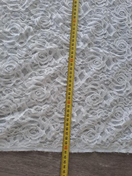 Krásna čipkovaná látka na svadobné šaty, 