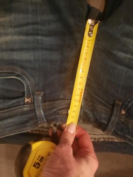 Elastické tmavé rifle, 34