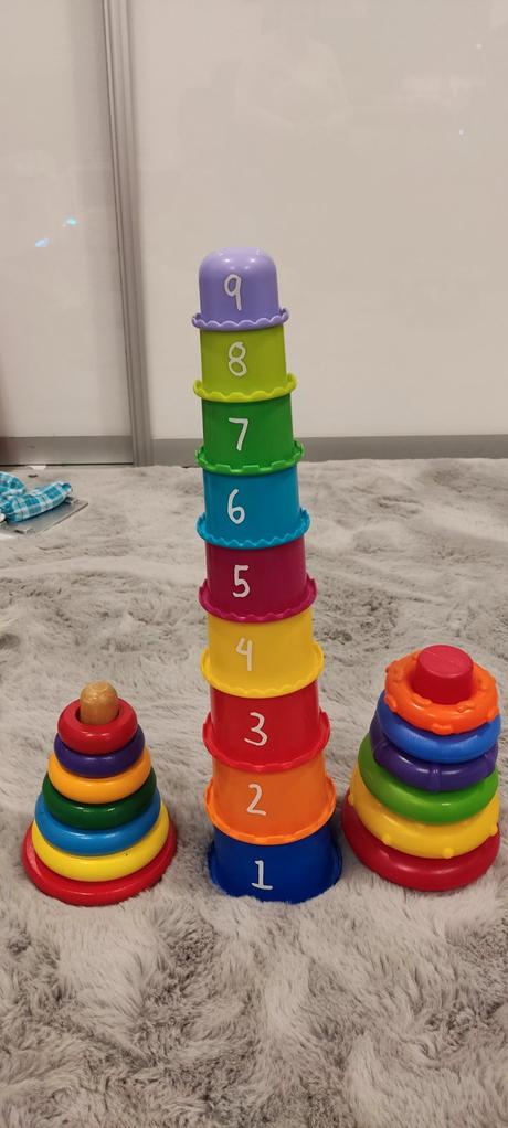 Kelímky s číslami a pyramídy s krúžkami, 