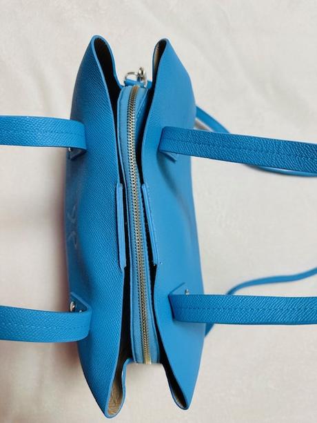 Stredne modrá kožená kabelka zn. magenta,